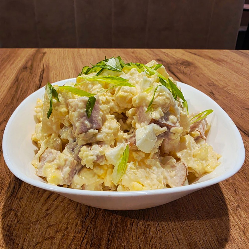 Салат з копченою куркою та ананасом 500г