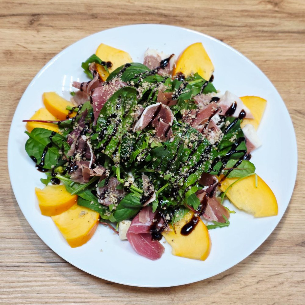 Салат з прошутто та хурмою