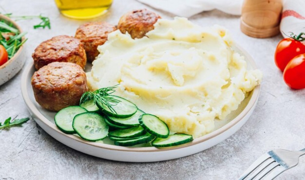 Картопляне пюре з дитячою котлеткою