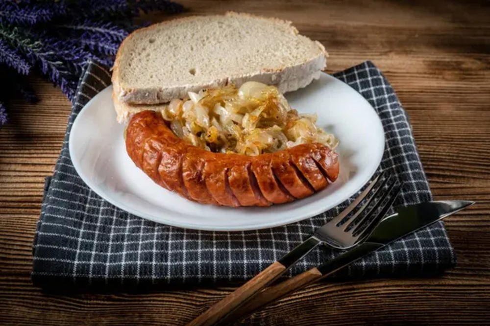 Фірмові курячі ковбаски з тушеною капустою