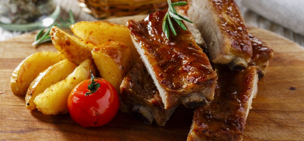 Ребра BBQ з печеною картоплею