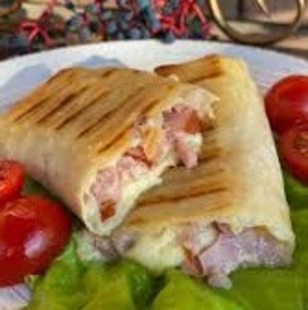 Лаваш з шинкою та моцарелою