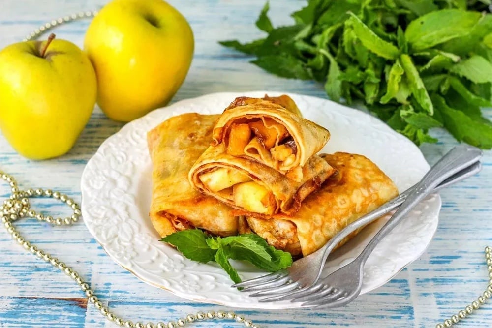 Млинці з карамелізованим яблуком
