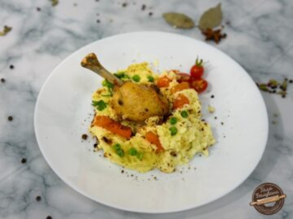 Картопляне пюре з трюфельним маслом та курячою ніжкою
