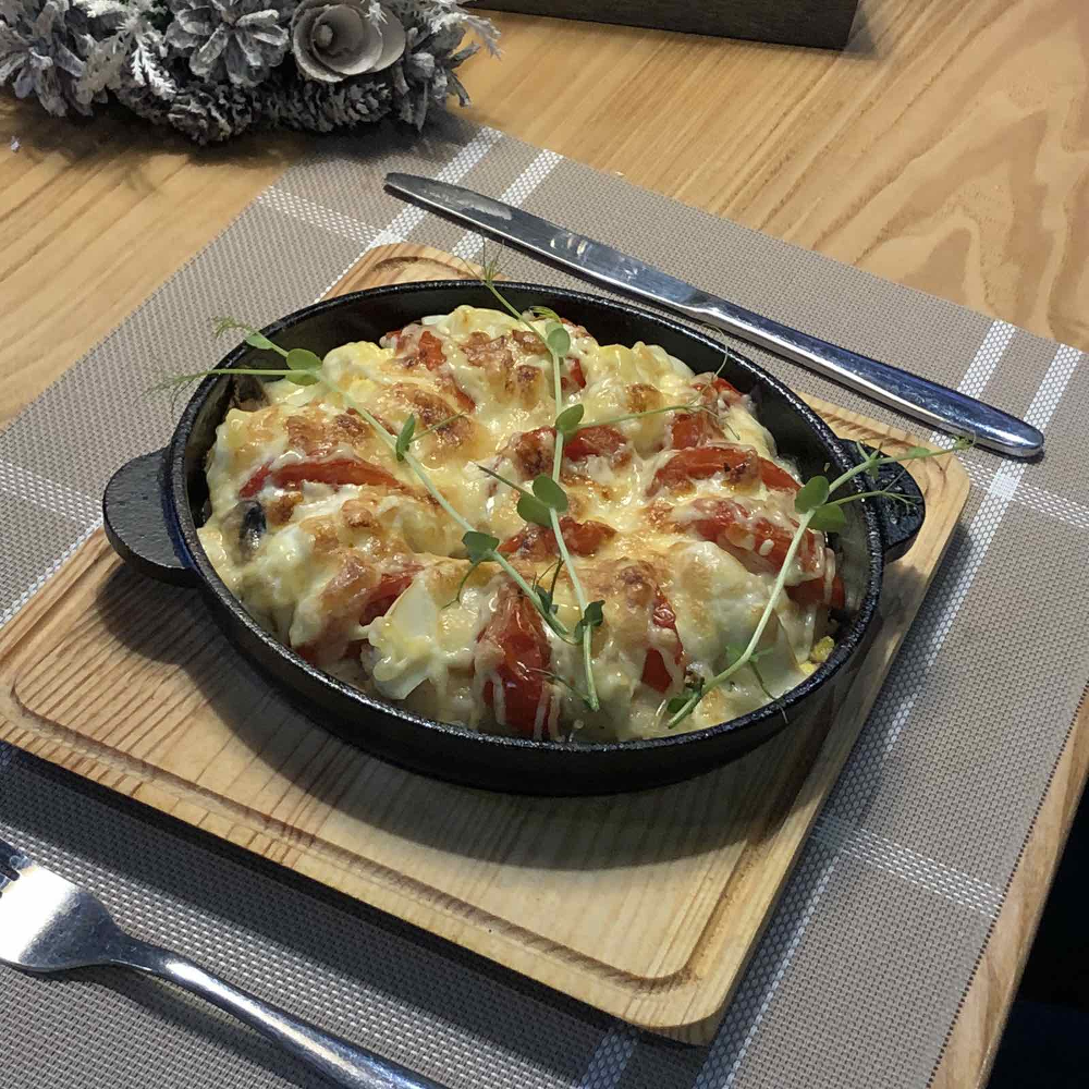 Рибна пательня з овочами під сирною скоринкою