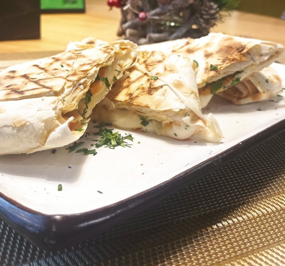 Лаваш з моцарелою та помідорами на грилі