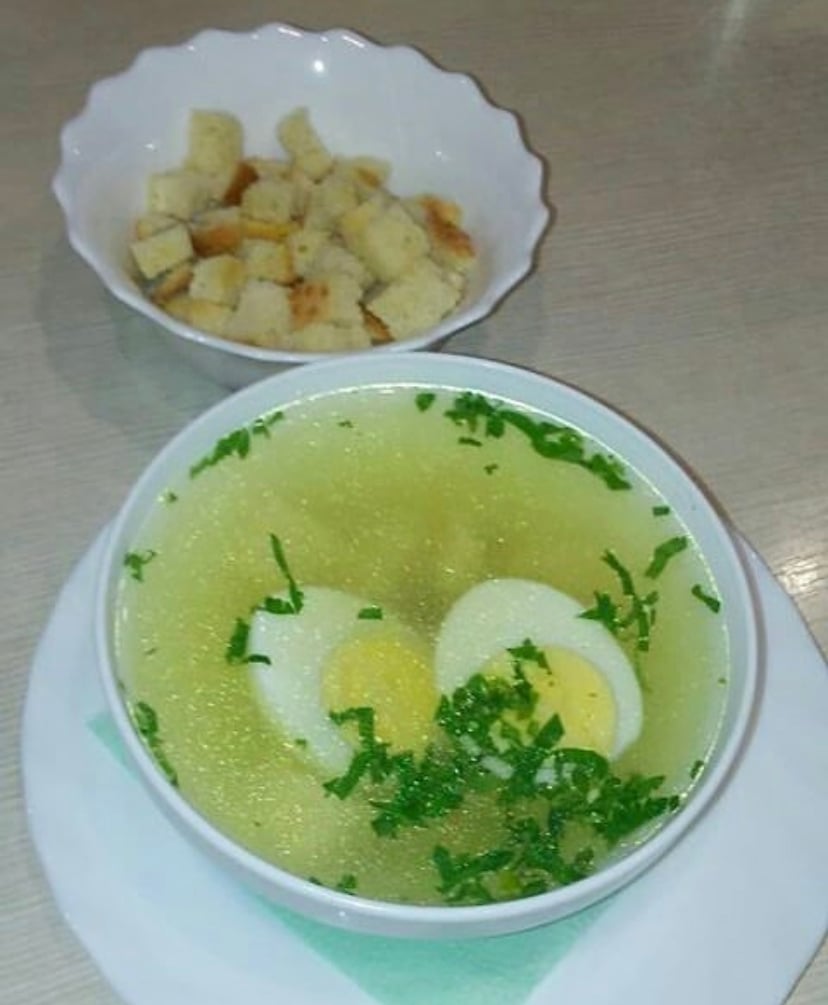 Курячий бульйон з яйцем і сухариками