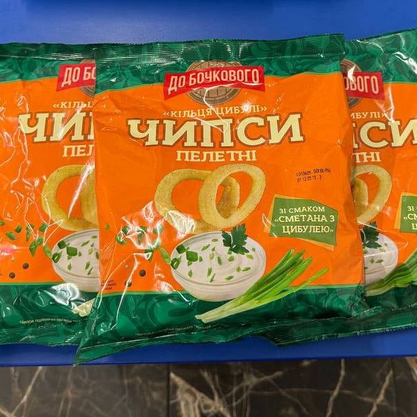 Чіпси пелетні "Кільця цибулі", Сметена та зелень ТМ ДО БОЧКОВОГО, 50г