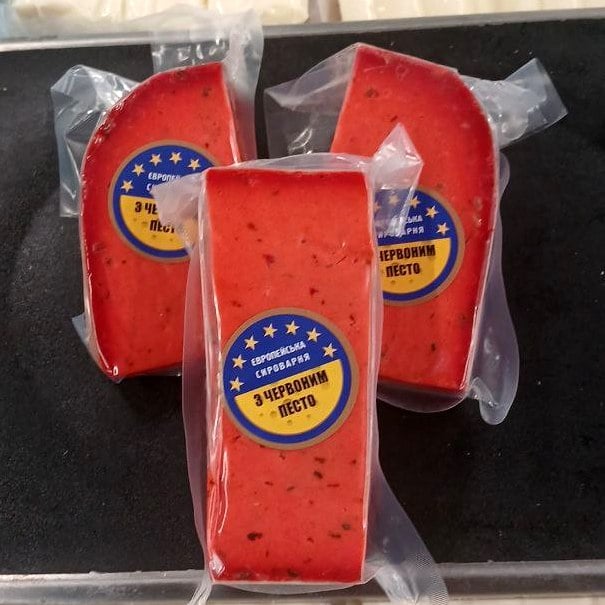 Європейська сироварня СИР твердий З ЧЕРВОНИМ ПЕСТО (Хр)