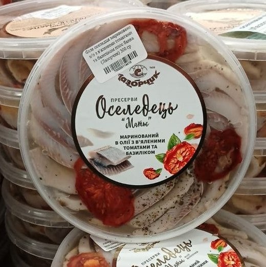 Філе оселедця мариноване в/о з в'яленими томатами та базиліком плос.банка (Лазорчик) 300 гр