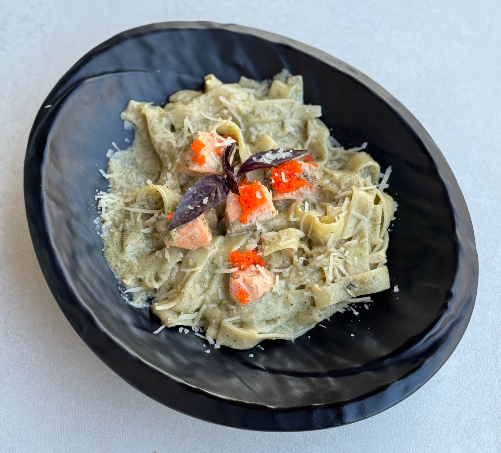 Фетучини с лососем в соусе песто 