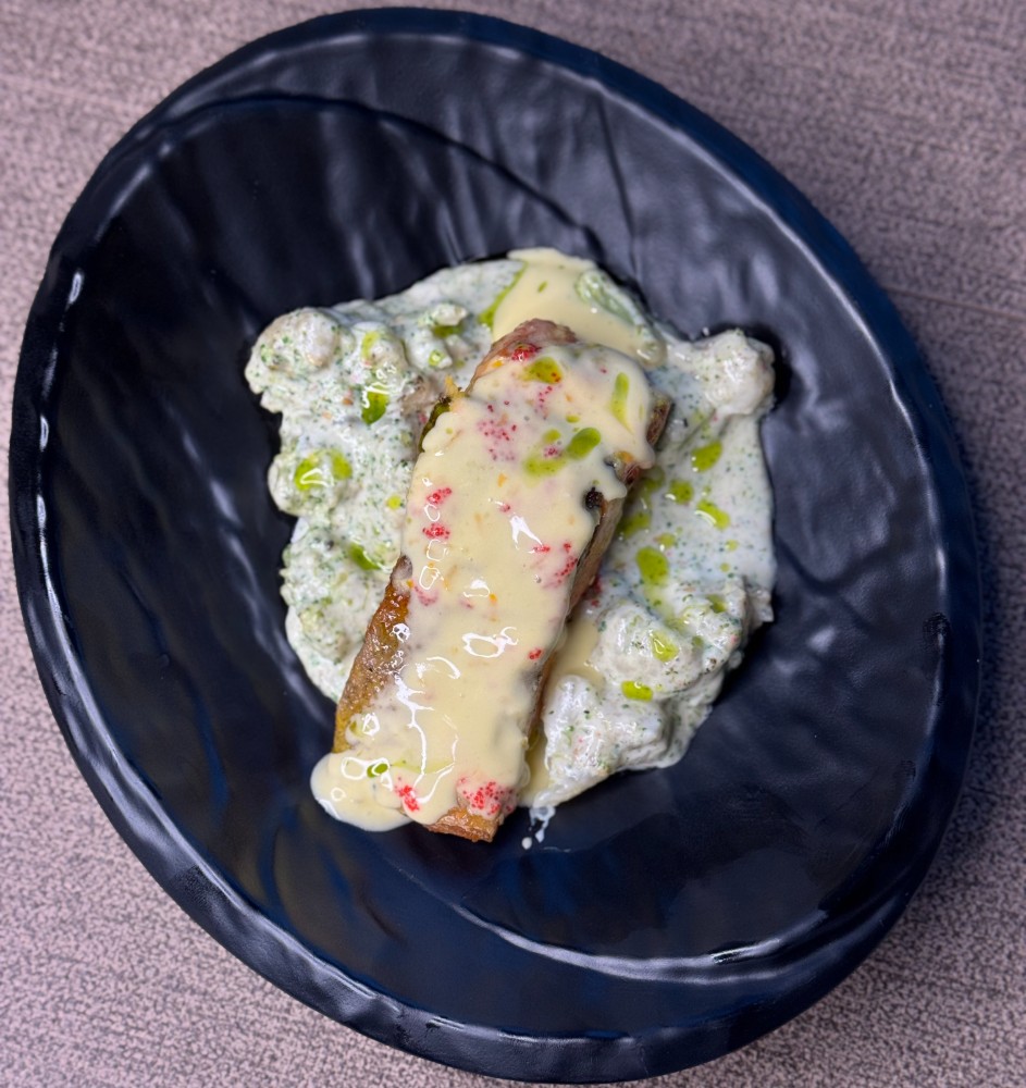 Стейк из форели с овощами в сливочном соусе      