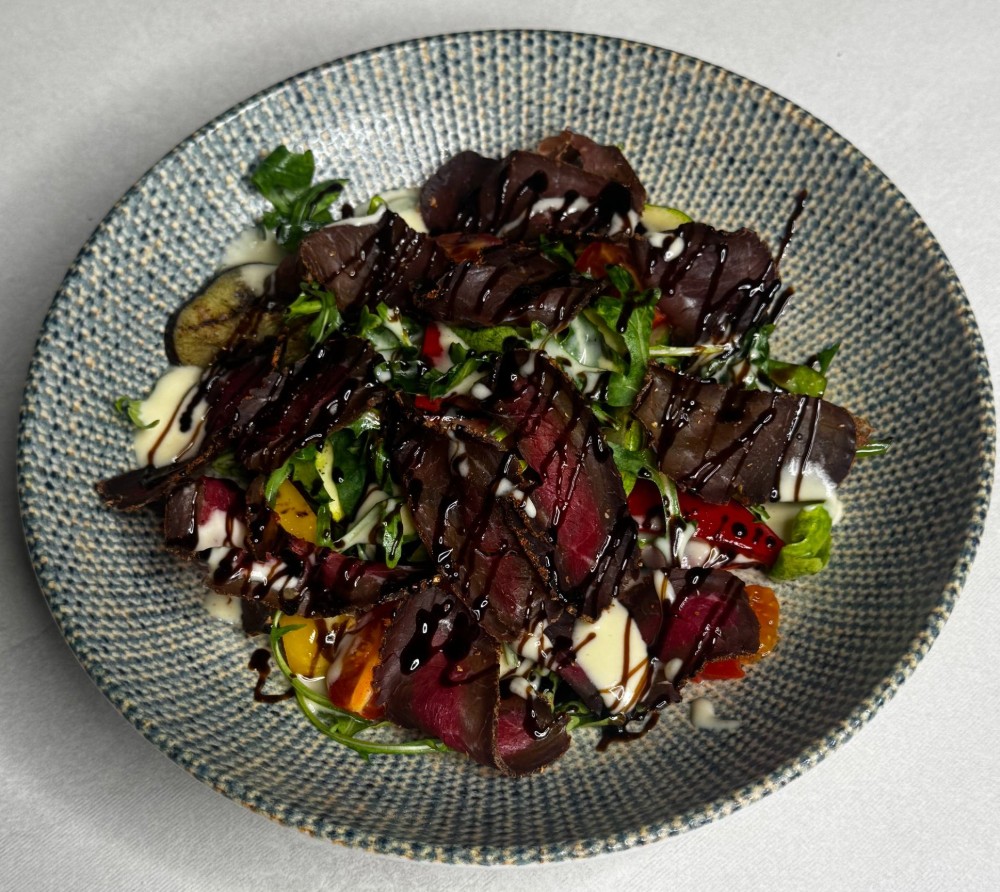 Салат Вяленое мясо с овощами на мангале 