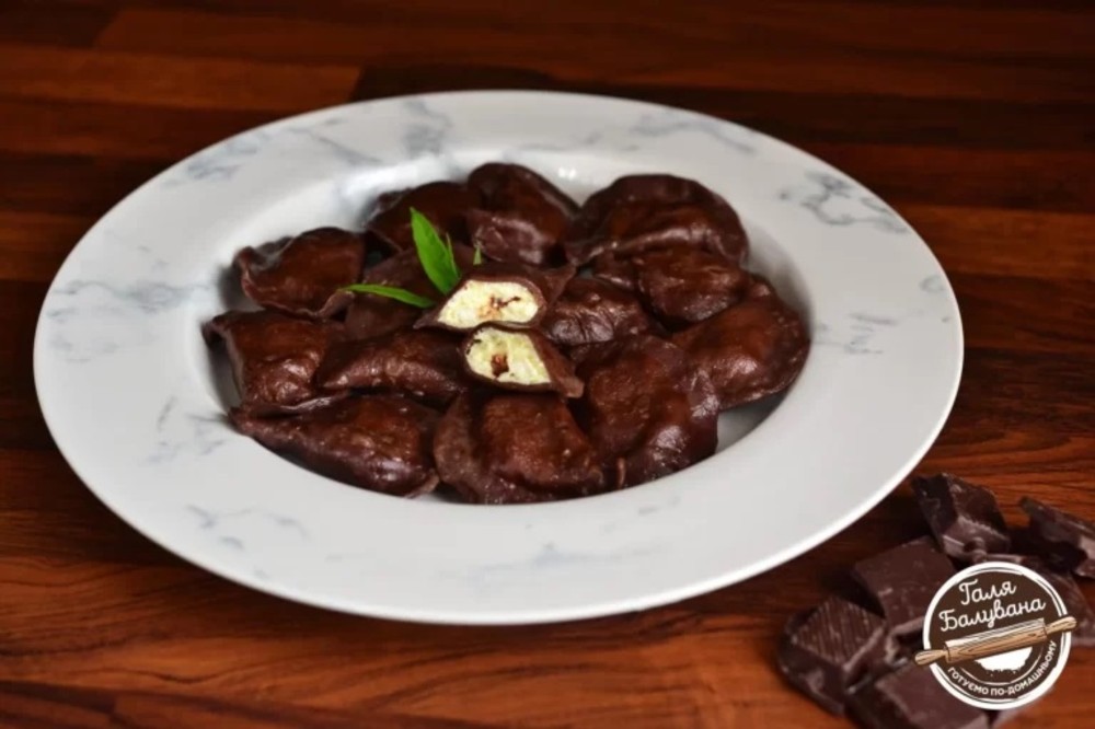 Вареники шоколадні з сиром та шоколадними дропсами