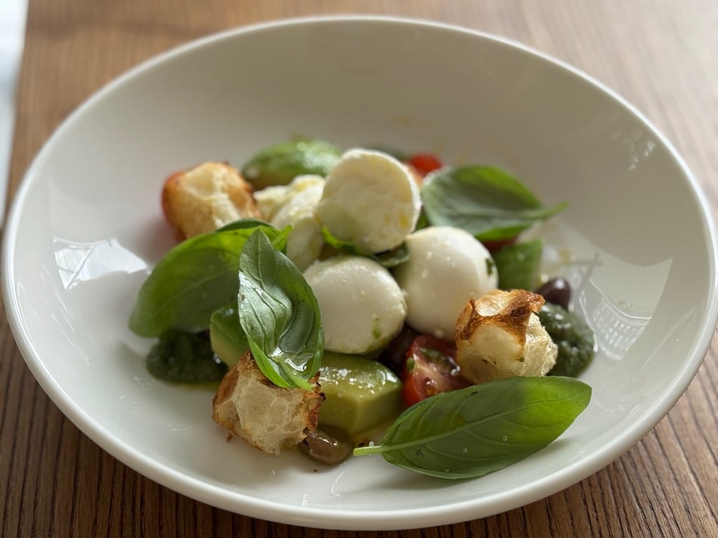 Бурата з томатами,соус песто