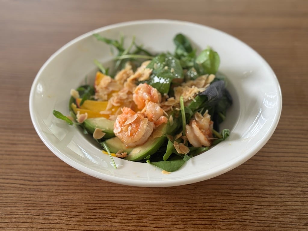 Салат з креветками, грушею та авокадо