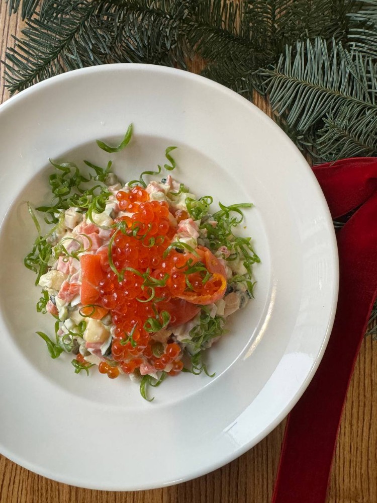 Олів'є з лососем та ікрою кети