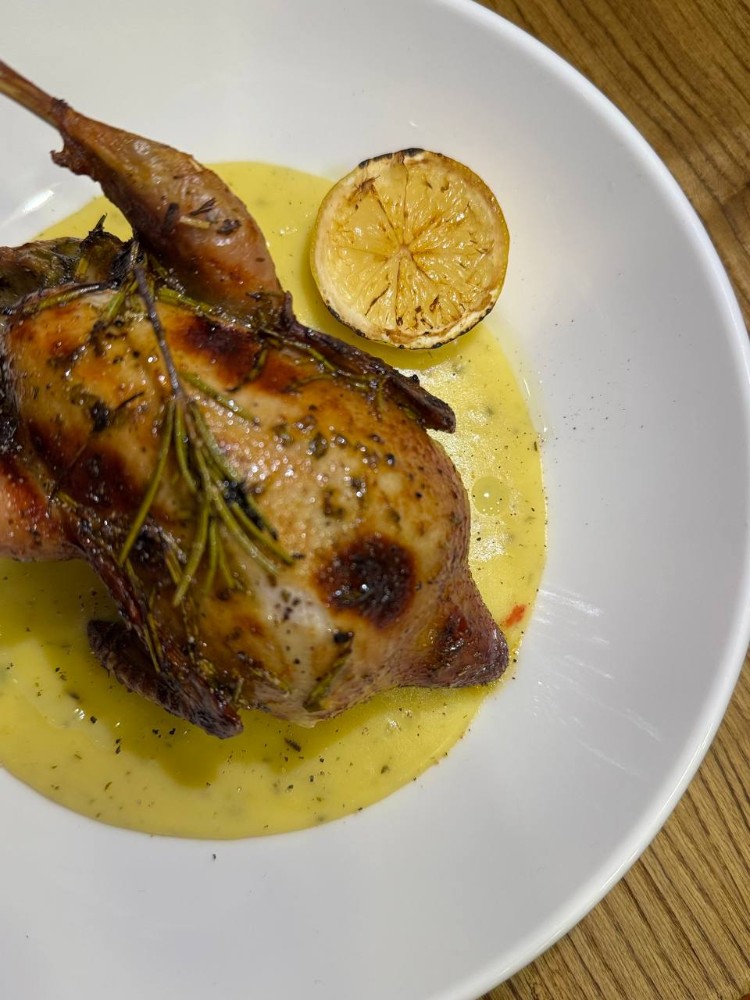 Запечена перепілка з розмарином та пармезановим пюре