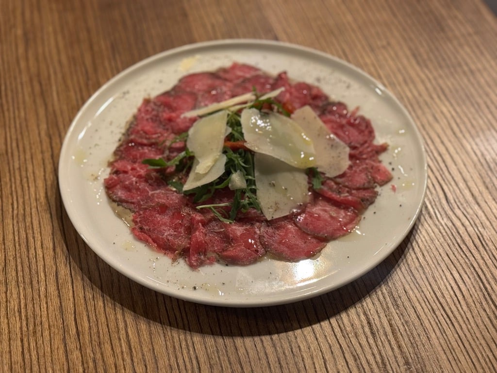 Біф карпачо,печений перець,пармезан