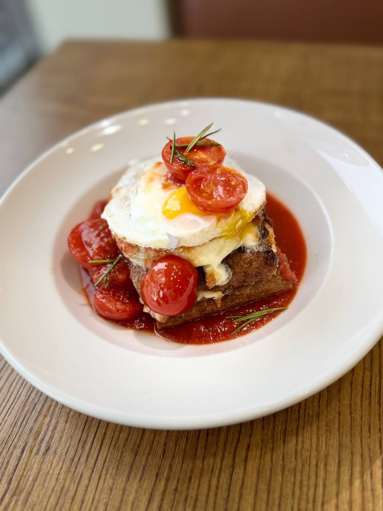 Крок мадам з міксом італійських сирів, прошуто котто та окатою яєчнею