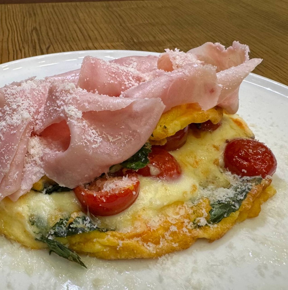 Омлет з моцарелою, шпинатом, томатами та прошуто котто