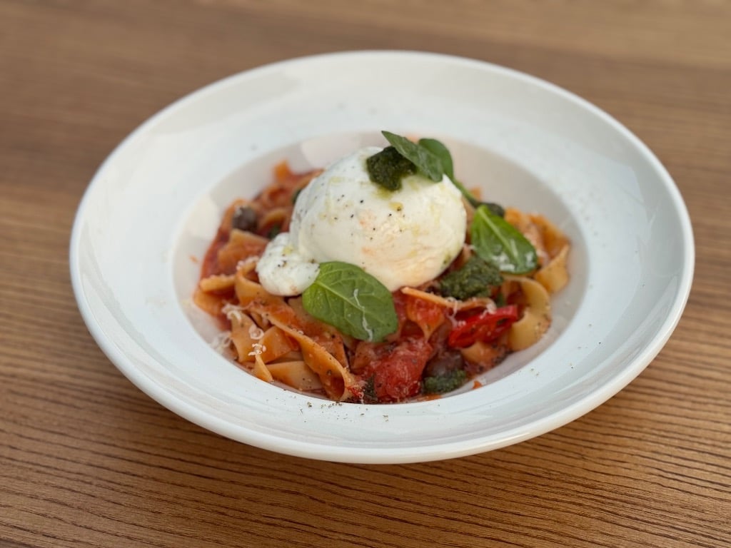 Фетучіні дуо томатос з буратою та песто