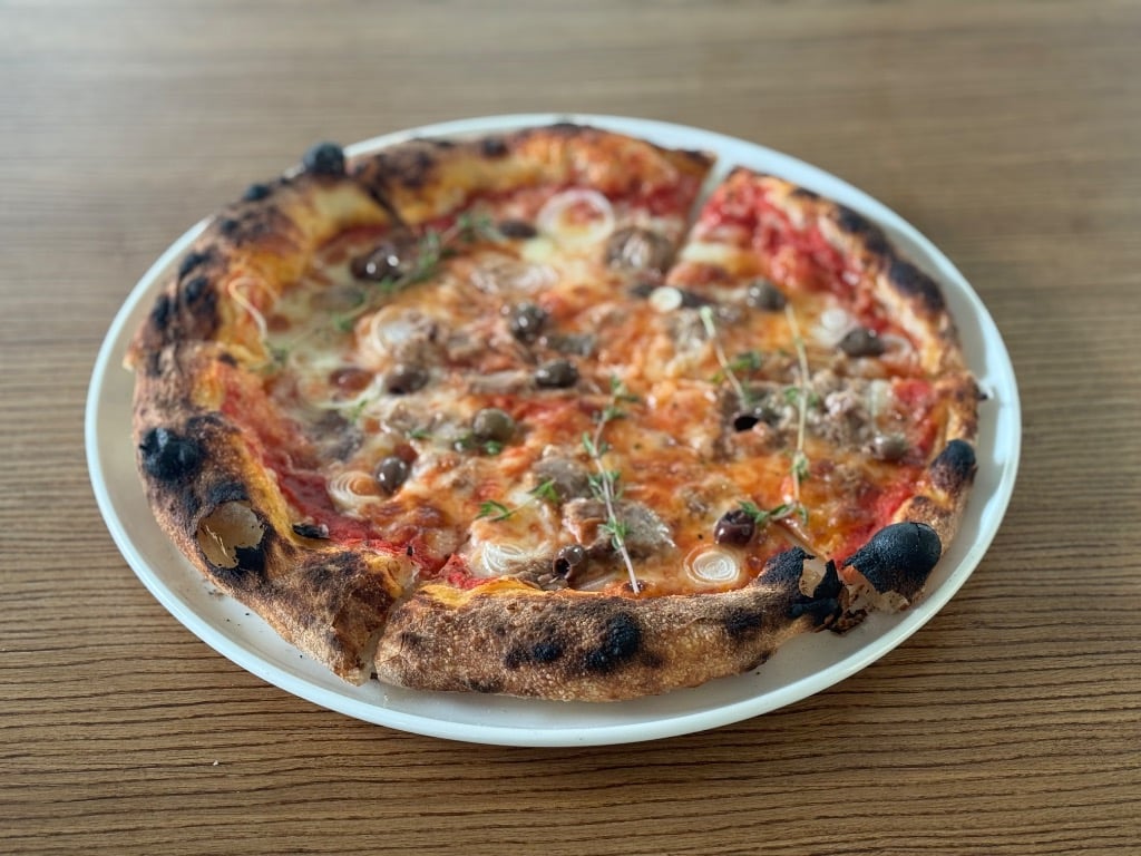 Піца з тунцем та анчоусами