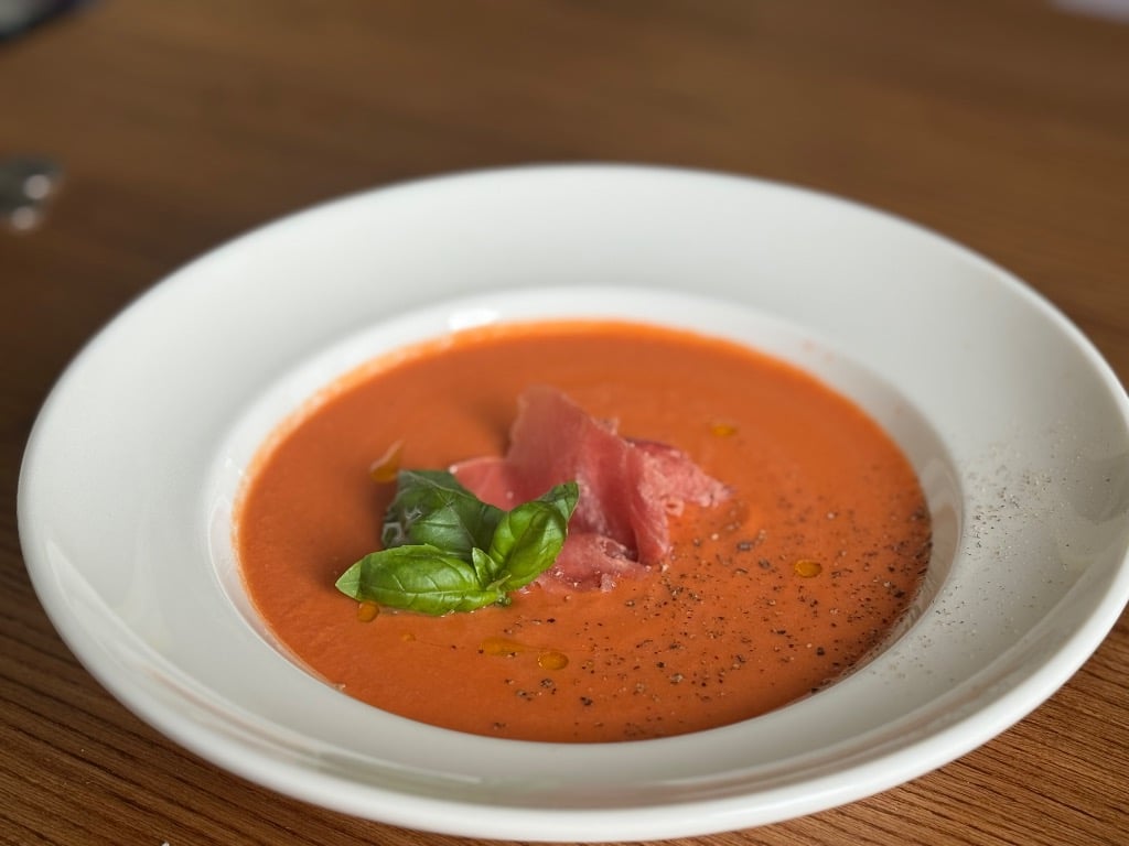 Іспанський холодний томатний суп, моцарела, базилік