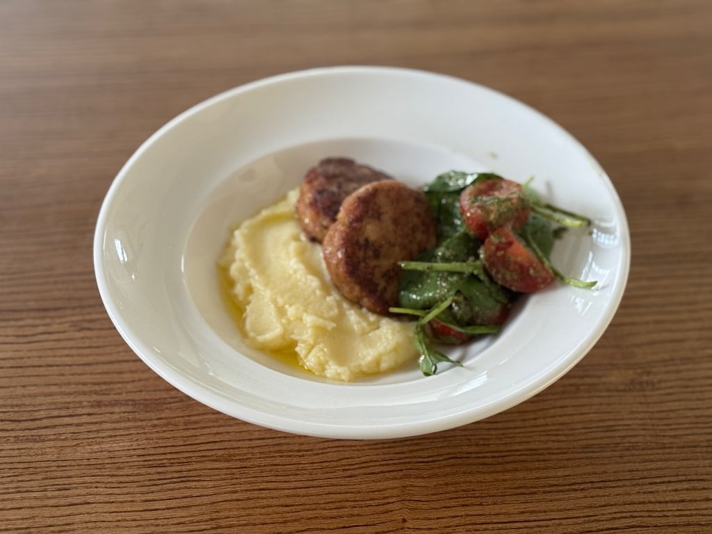 Курячі польпете, томатна сальса, картопляне пюре