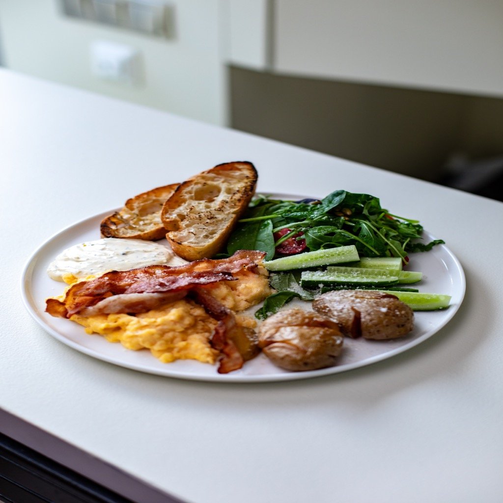 Скрембл з беконом,мікс салат, картопля та трюфельний соус 