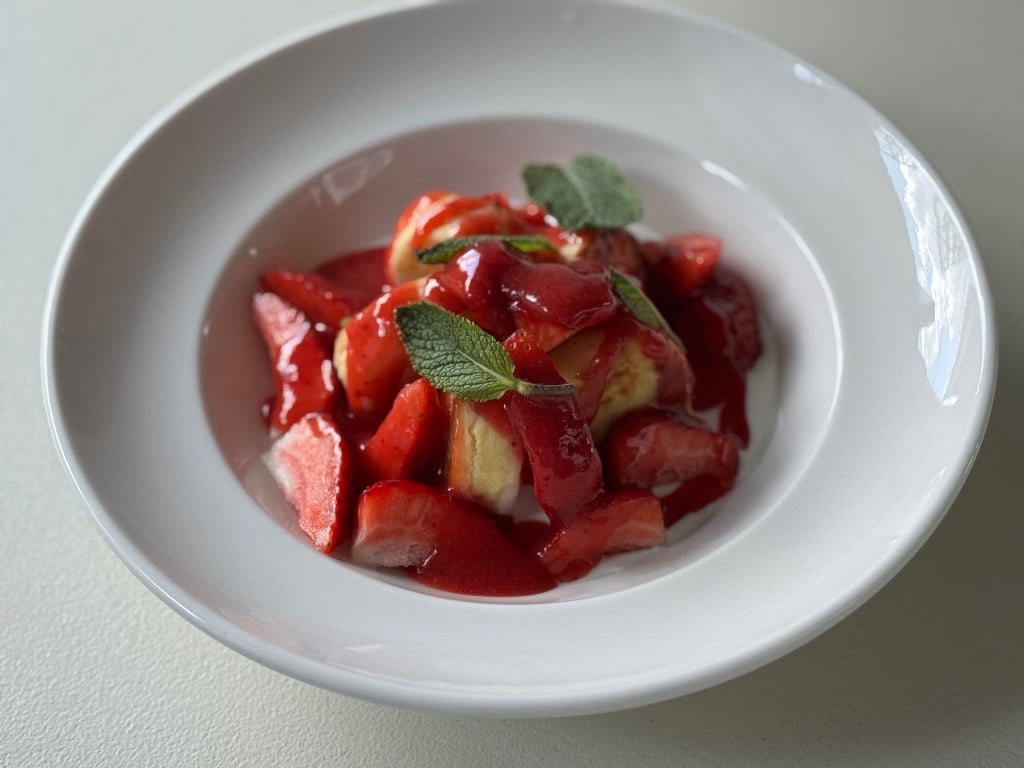 Сирники з полуницею,грецький йогурт