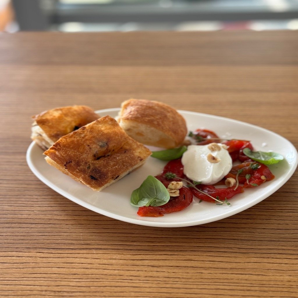 Фокача з печеним перцем та крем сиром