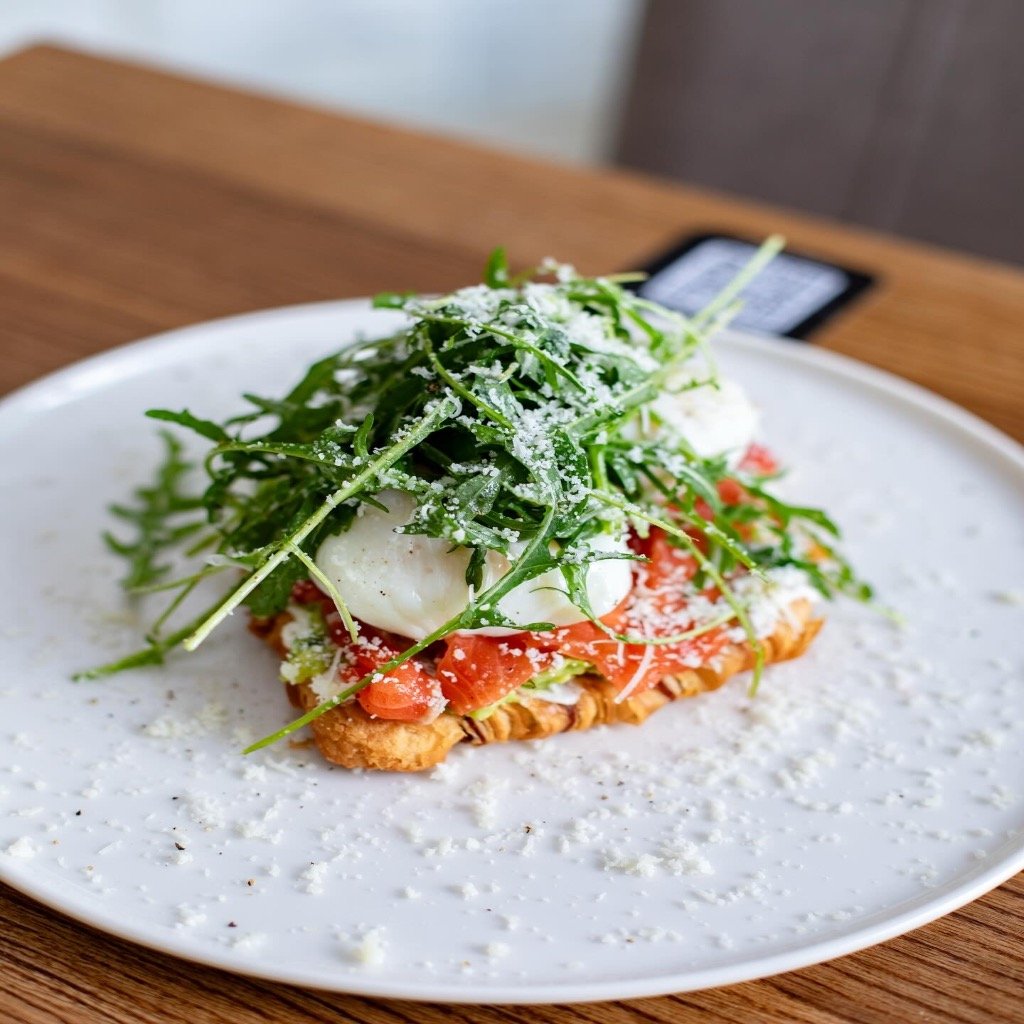 Пашот з лососем та авокадо на фокачі