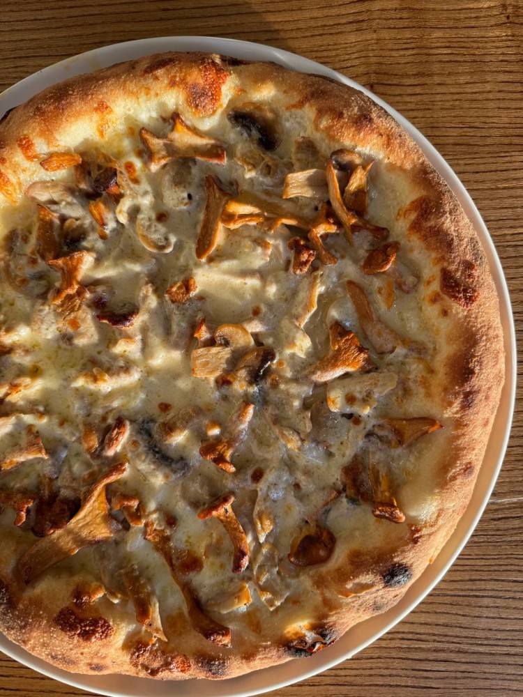 Піца з куркою та печерицями