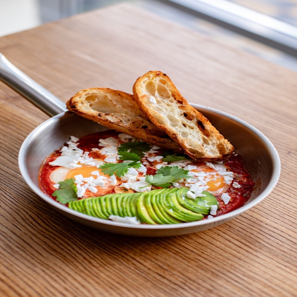 Шакшука з фетою та авокадо