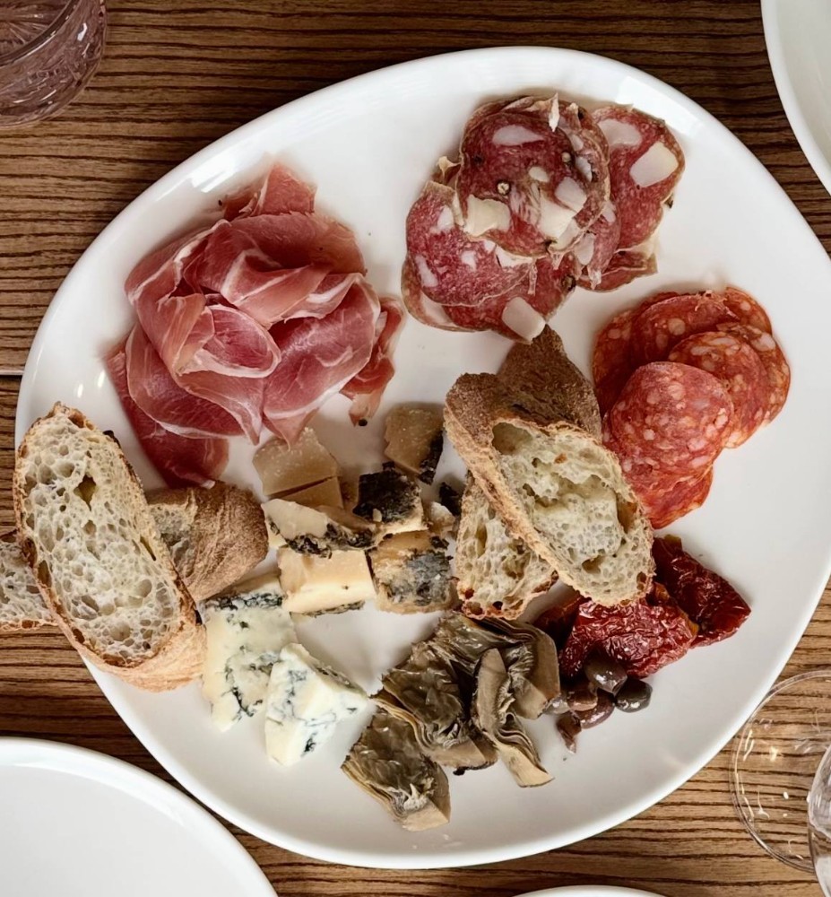 Тарілка антіпасті - м'ясні та сирні делікатеси