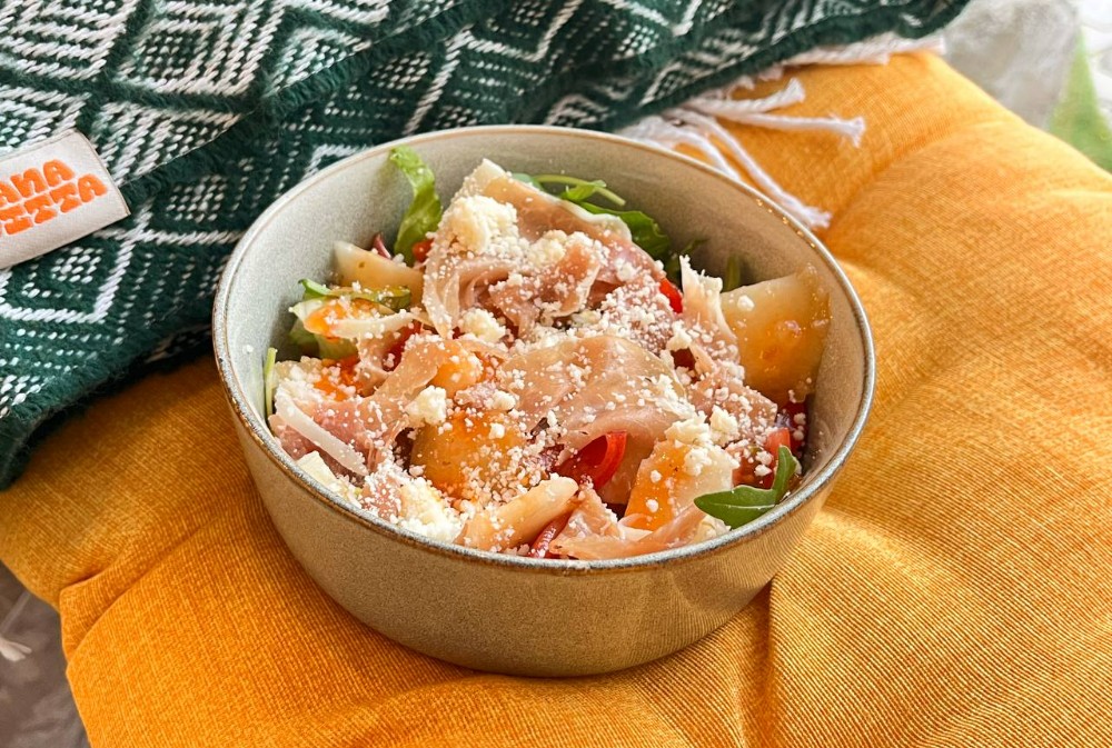 Салат теплий з грушею та прошуто