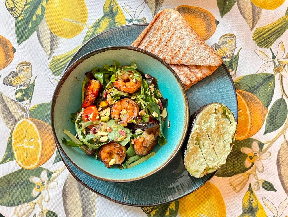 Салат з креветками та авокадо