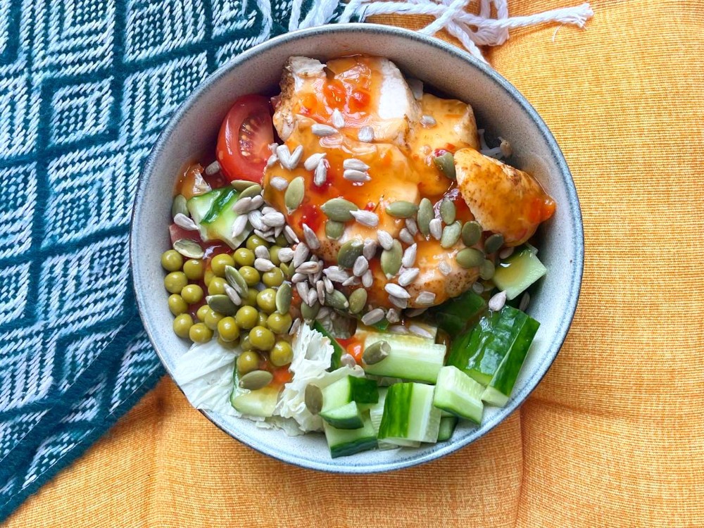 Боул з куркою під кисло-солодким соусом