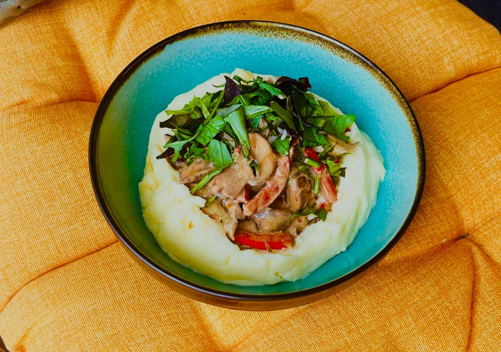 Картопляне пюре з грибами та овочами