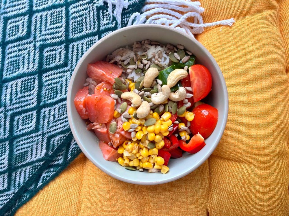 Боул з червоною рибою