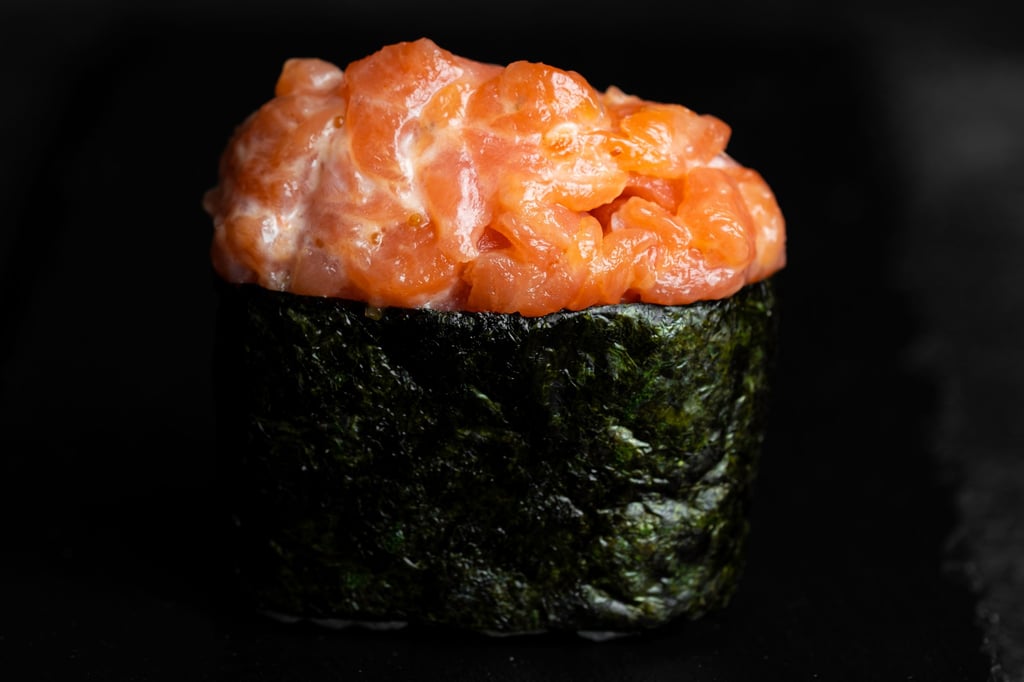 Гункан з лососем