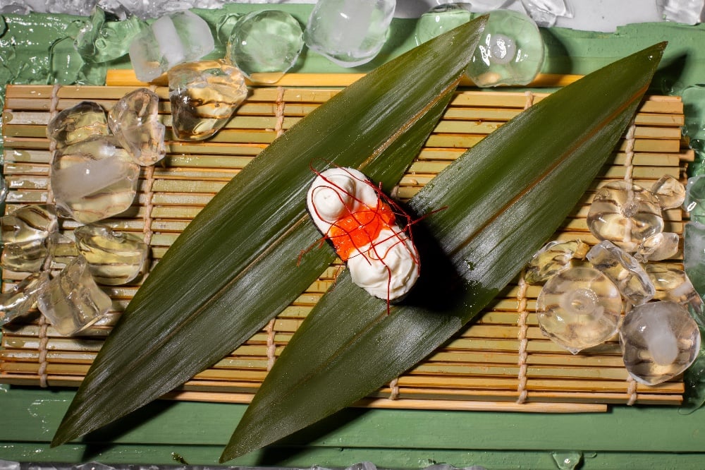 Гункан з крем сиром та ікрою