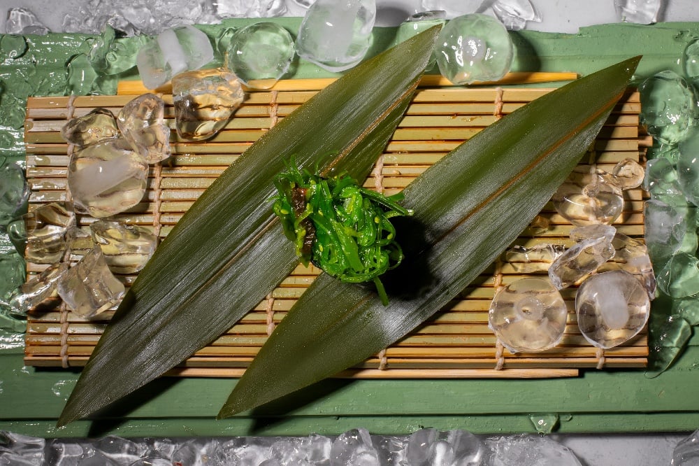 Гункан з чукою та мигдалем