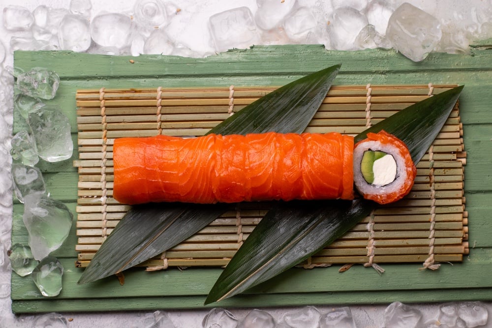 Філадельфія з лососем та авокадо