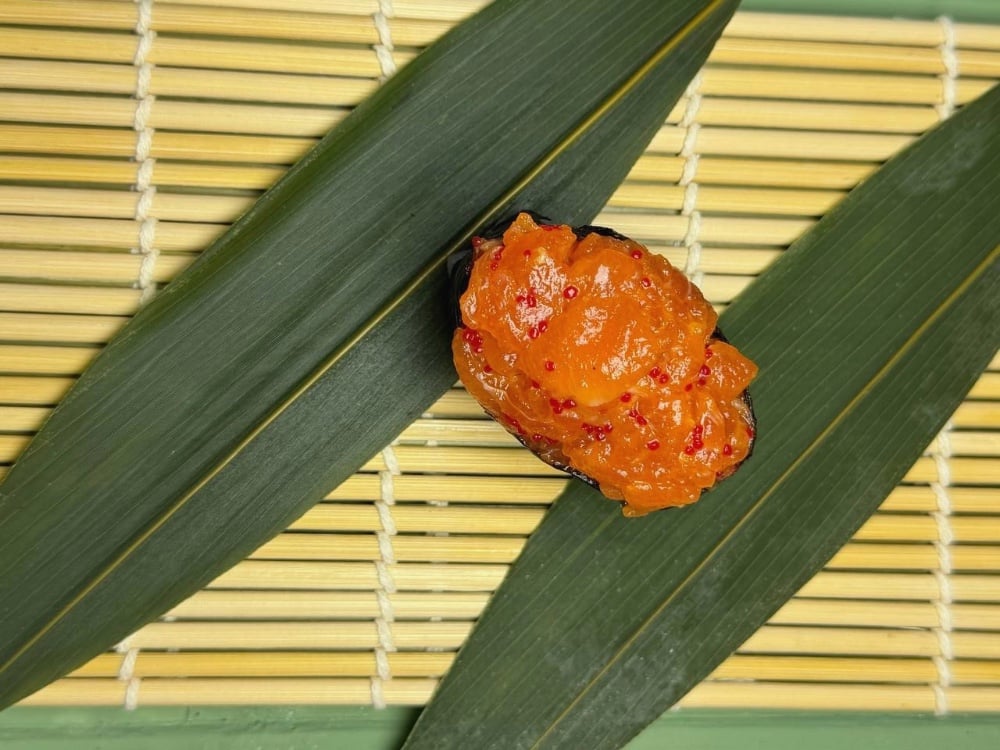 Гункан Лосось Спайсі