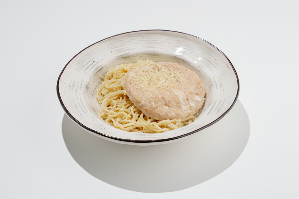 Куриная котлета с сыром и спагетти