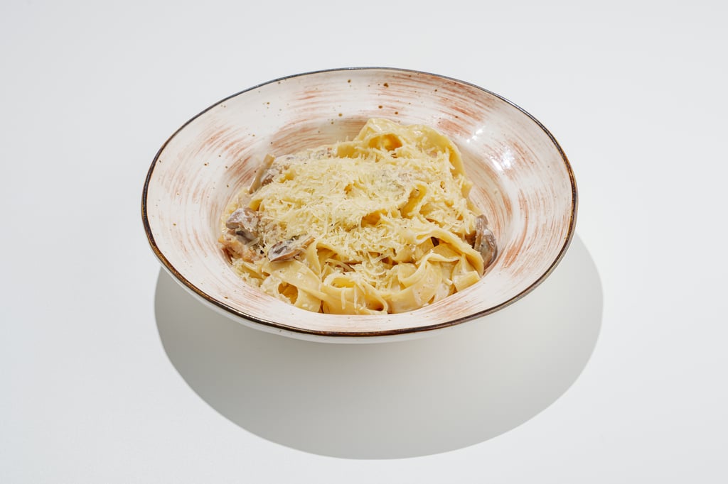 Феттучини с грибами и курицей