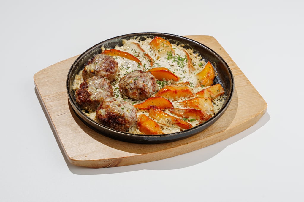 Нежные Биточки из Говядины  с картофельными дольками и сметанным соусом  NEW