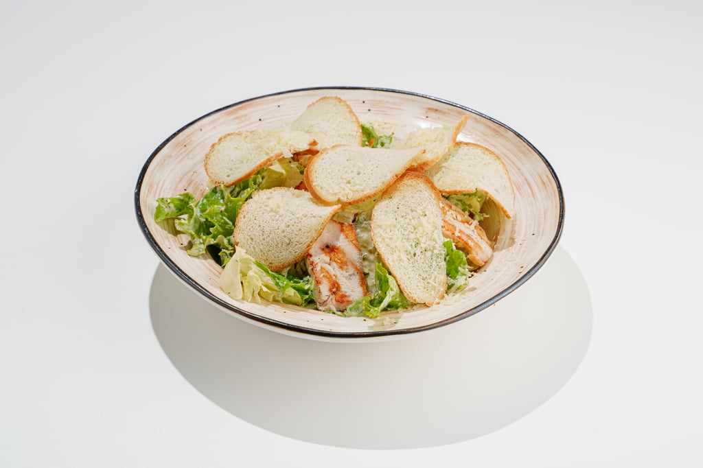 Салат Цезарь с курицей